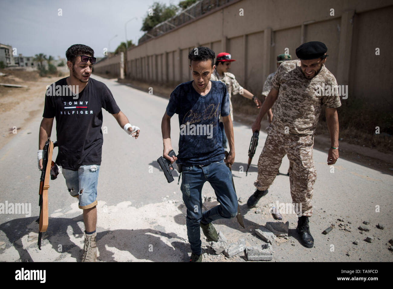 Tripoli (Libye). 22 mai, 2019. Les combattants des forces de l'ONU le gouvernement libyen sont vus à Salah Al-Din front line, Tripoli, Libye, le 22 mai 2019. L'envoyé spécial des Nations Unies, haut pour la Libye a averti mardi que les pays arabes est au bord de la guerre civile qui pourrait mener à la division permanente. Credit : Amru Salahuddien/Xinhua/Alamy Live News Banque D'Images