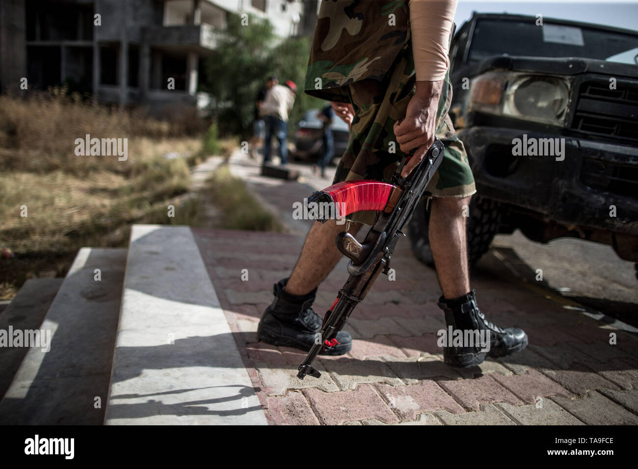 Tripoli (Libye). 22 mai, 2019. Un chasseur de forces de l'ONU le gouvernement libyen est vue à Salah Al-Din front line, Tripoli, Libye, le 22 mai 2019. L'envoyé spécial des Nations Unies, haut pour la Libye a averti mardi que les pays arabes est au bord de la guerre civile qui pourrait mener à la division permanente. Credit : Amru Salahuddien/Xinhua/Alamy Live News Banque D'Images