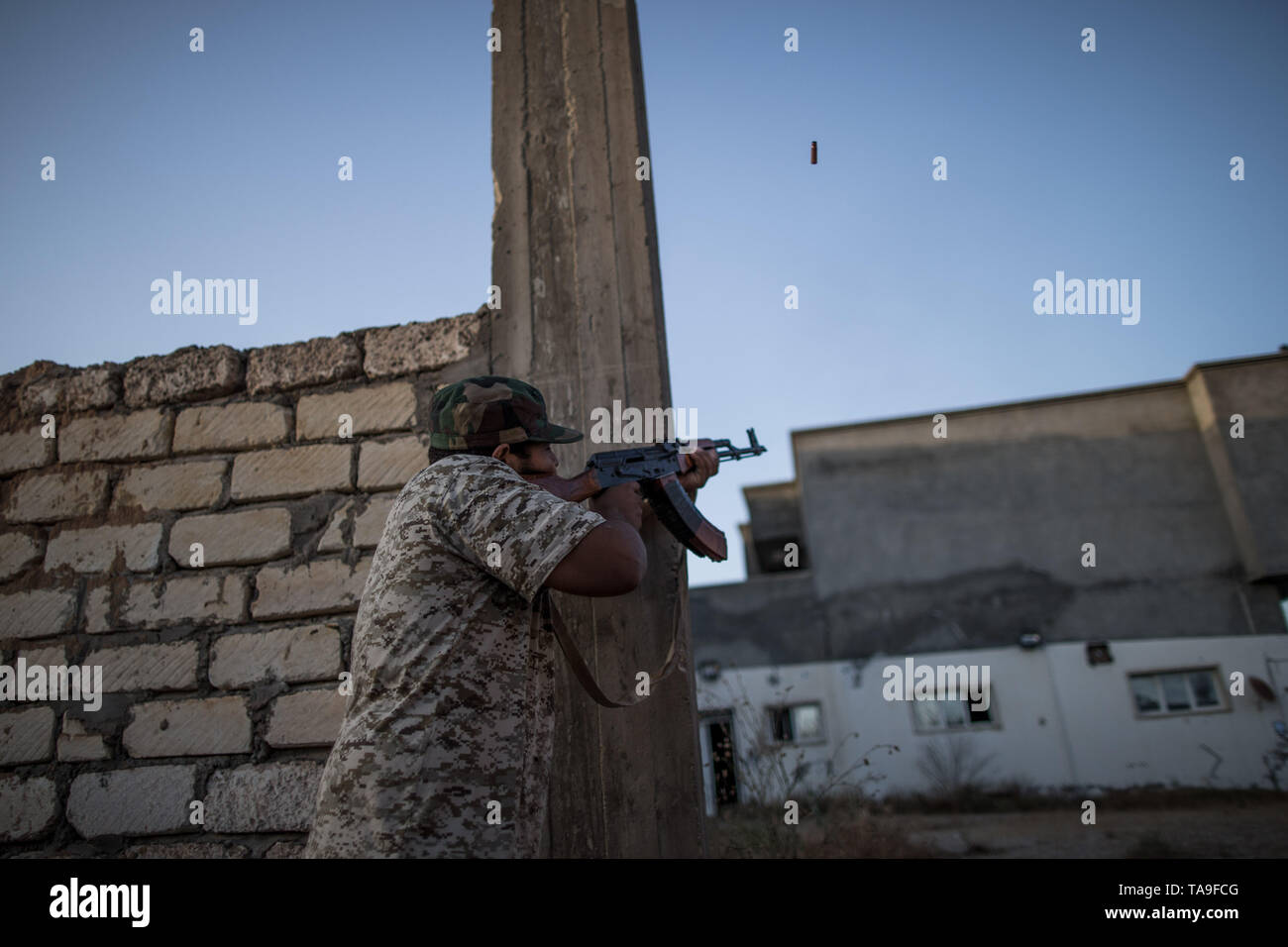 Tripoli (Libye). 22 mai, 2019. Un chasseur de forces de l'ONU le gouvernement libyen de forêt à l'Est, l'Armée nationale libyenne (LNA) lors d'affrontements à Salah Al-Din front line, Tripoli, Libye, le 22 mai 2019. L'envoyé spécial des Nations Unies, haut pour la Libye a averti mardi que les pays arabes est au bord de la guerre civile qui pourrait mener à la division permanente. Credit : Amru Salahuddien/Xinhua/Alamy Live News Banque D'Images