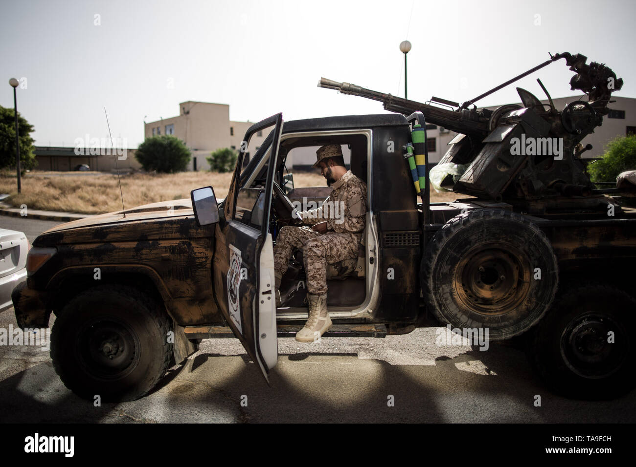 Tripoli (Libye). 22 mai, 2019. Un chasseur de forces de l'ONU le gouvernement libyen est vue à Salah Al-Din front line, Tripoli, Libye, le 22 mai 2019. L'envoyé spécial des Nations Unies, haut pour la Libye a averti mardi que les pays arabes est au bord de la guerre civile qui pourrait mener à la division permanente. Credit : Amru Salahuddien/Xinhua/Alamy Live News Banque D'Images