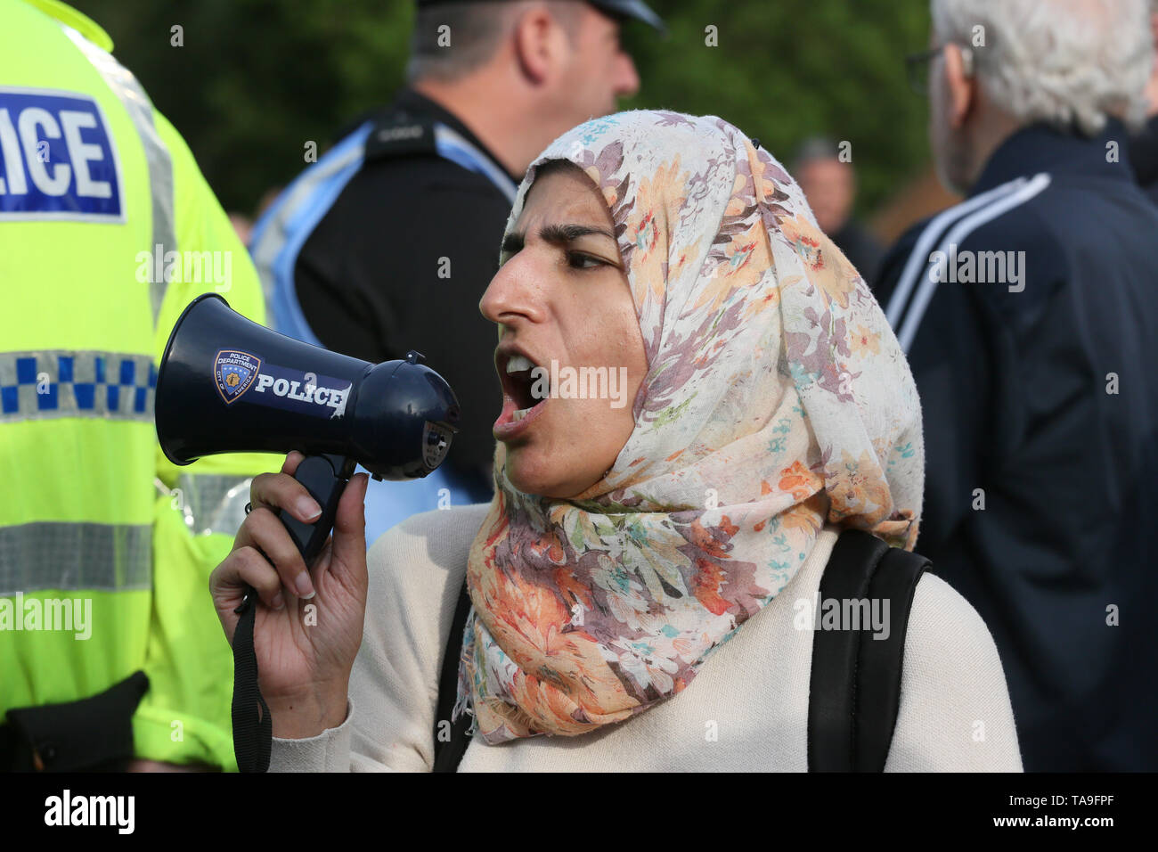Salford, Royaume-Uni. 22 mai, 2019. Nahella Ashraf et environ 200 militants de racisme dans une contre-manifestation contre Tommy Robinson. Défilé de moka, Broughton, Salford. Crédit : Barbara Cook/Alamy Live News Banque D'Images