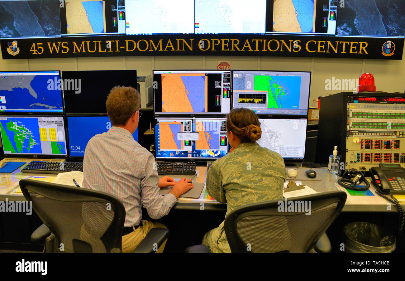 Base aérienne de Cap Canaveral, en Floride, aux États-Unis. Le 22 mai 2019. L'U.S Air Force 45th Space Wing a invité un certain nombre des médias à visiter le 45e escadrons Météo situé au centre d'opérations Morrell. L'escadron est chargé de surveiller et de suivre la météo autour de la zone à assurer un accès à l'air et l'espace qui inclut le temps de lancement baloons que surveiller les vents à haute altitude. Crédit photo Julian Poireau / Alamy Live News Banque D'Images