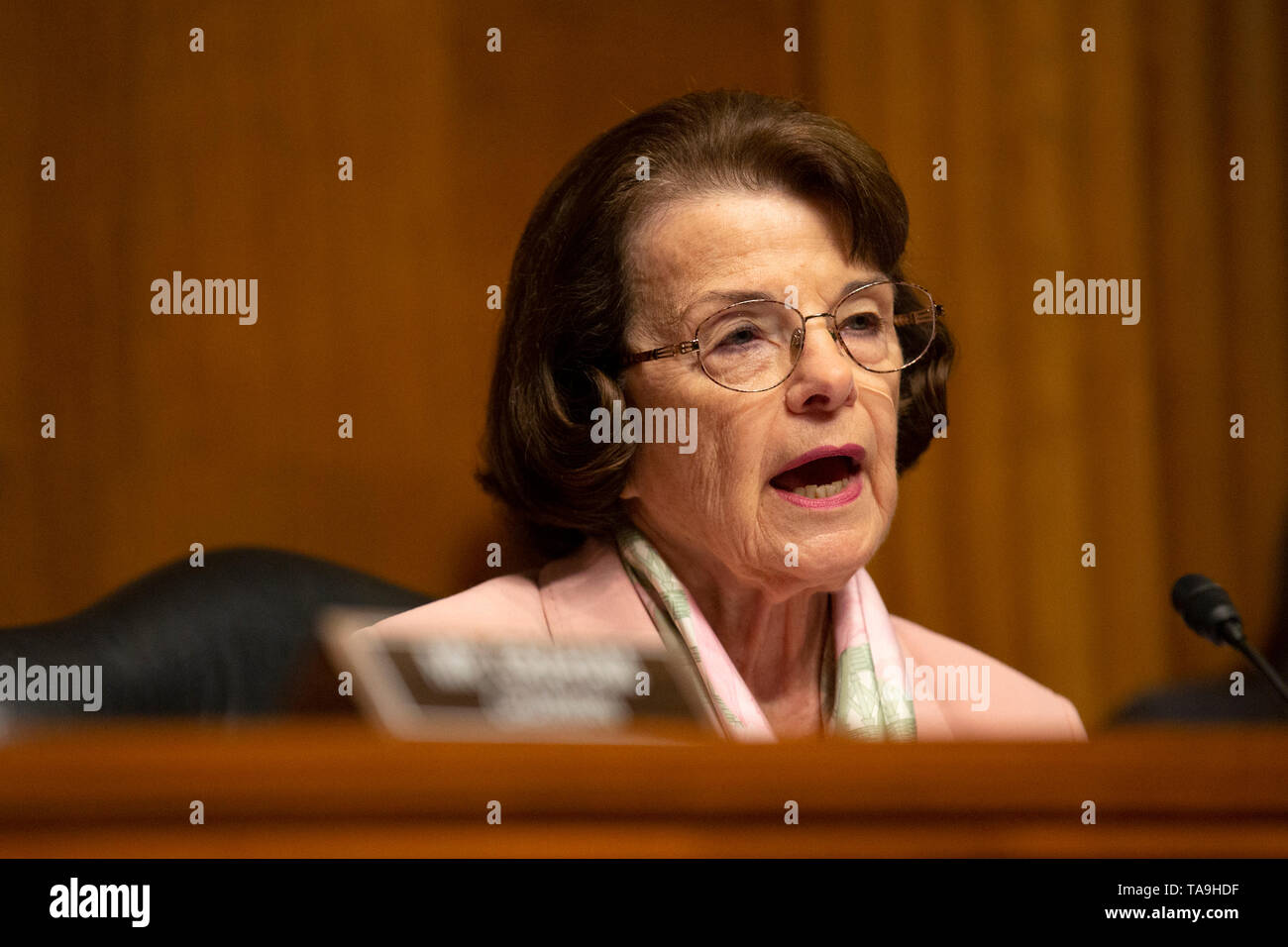États-unis la sénatrice Dianne Feinstein (démocrate de Californie) prend la parole à l'audience de confirmation de Daniel Bress pour devenir un juge de circuit des États-Unis pour le neuvième circuit, ainsi que la nomination de plusieurs juges de district sur la colline du Capitole à Washington, DC, États-Unis, le 22 mai 2019. Credit : Stefani Reynolds/CNP/MediaPunch Banque D'Images