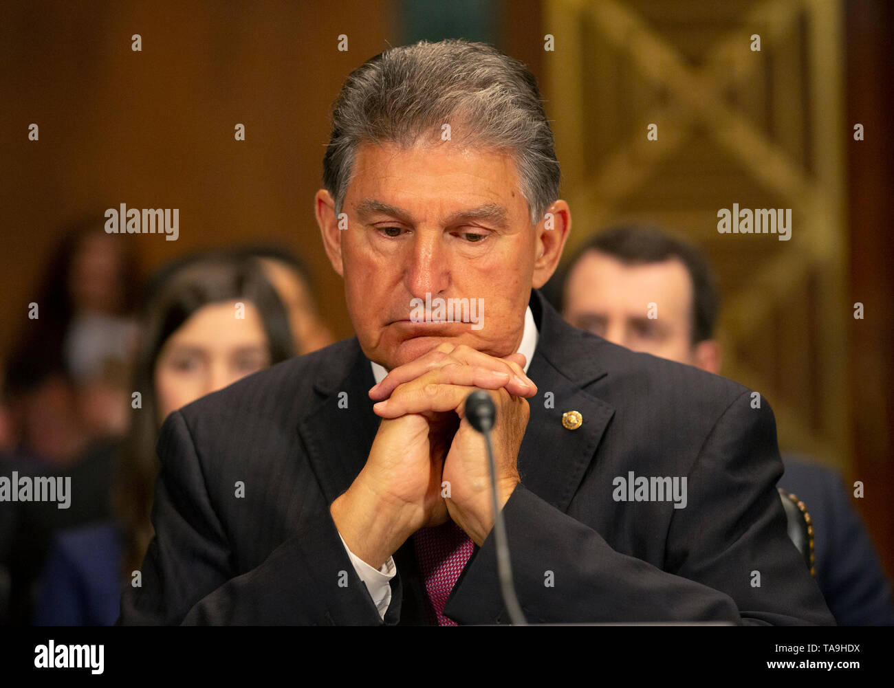Le sénateur américain Joe Manchin III (démocrate de la Virginie de l'Ouest) à l'audience de confirmation de Daniel Bress pour devenir un juge de circuit des États-Unis pour le neuvième circuit, ainsi que la nomination de plusieurs juges de district sur la colline du Capitole à Washington, DC, États-Unis, le 22 mai 2019. Credit : Stefani Reynolds/CNP/MediaPunch Banque D'Images