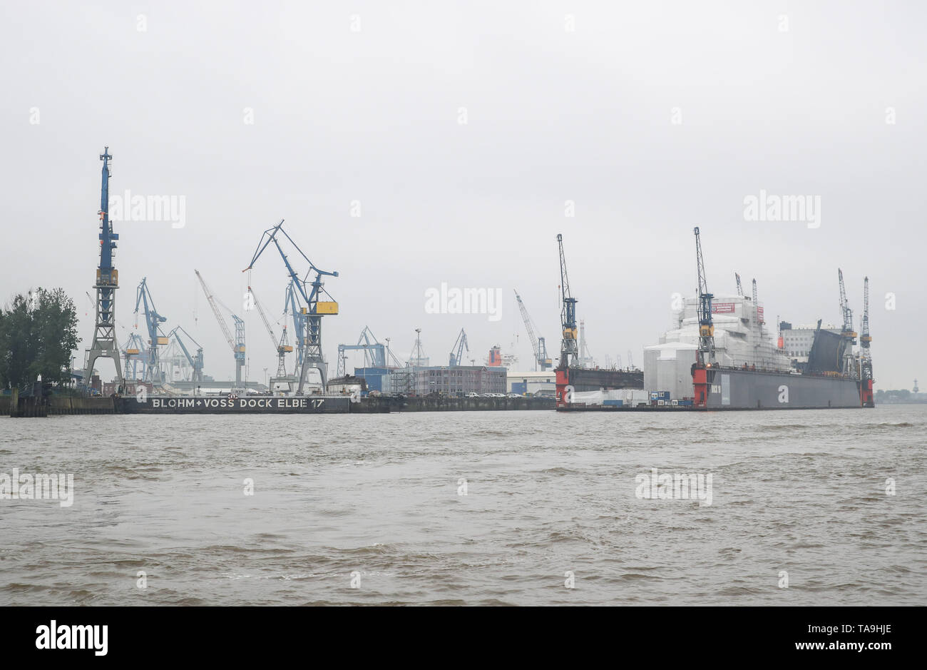 Hambourg, Allemagne. 21 mai, 2019. Photo prise le 21 mai 2019 présente une vue de la zone portuaire de Hambourg, Allemagne, le 21 mai 2019. Hambourg, le deuxième plus grand port d'Europe et aussi l'un des emplacements importants de China Railway Express (CRE), a joué un rôle significatif dans la ceinture et de l'Initiative de la route au cours des dernières années. Credit : Shan Yuqi/Xinhua/Alamy Live News Banque D'Images