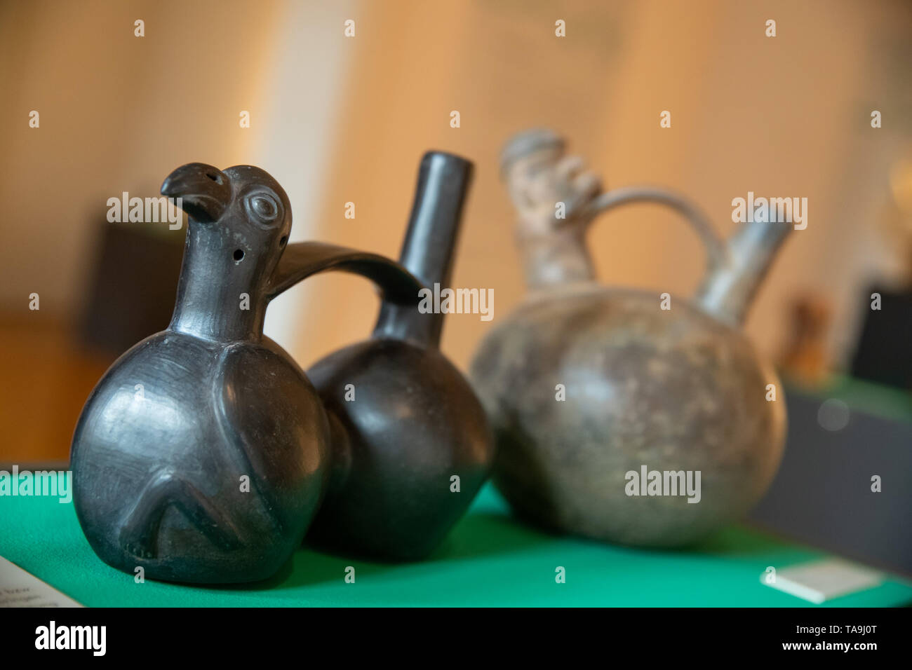 Iphofen, Allemagne. 21 mai, 2019. Deux navires de pipe en argile Mochicas, Pérou (1200 A.D. (l) et 400 avant J.-C.) debout sur un piédestal pendant les travaux de construction pour l'exposition "sons de l'Amérique ancienne - Instruments de musique dans l'art et la Culture" dans le musée de Knauf. À partir du 26 mai, le musée sera montrant autour de 40 instruments de musique anciens de l'Amérique centrale et du Sud. Selon le musée, les instruments seront au public pour la première fois. Les plus âgés ont plus de 4000 ans, le plus jeune d'environ 1400 ans. Crédit : Daniel Karmann/dpa/Alamy Live News Banque D'Images