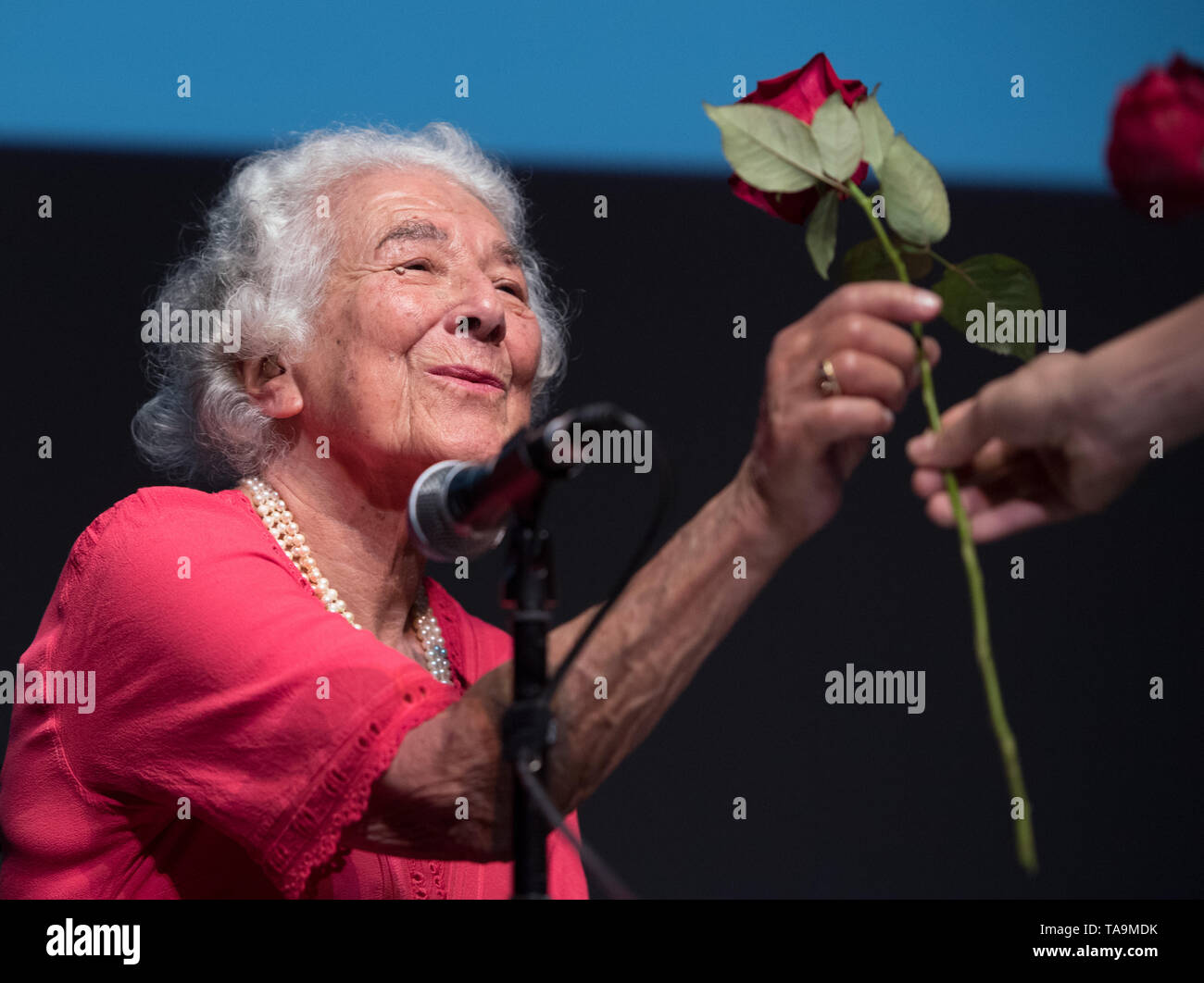 Berlin, Allemagne. 15 Sep, 2016. L'écrivain Judith Kerr présente son livre 'Ein Seehund für Herrn Albert" (Mister Cleghorn's joint) à la Haus der Berliner Festspiele et roses est donnée après la lecture. Judith Kerr est mort. Cela a été annoncé par son éditeur en Grande-Bretagne, Harper Collins, jeudi. Kerr était âgée de 95 ans. Credit : Soeren Stache/dpa/Alamy Live News Banque D'Images