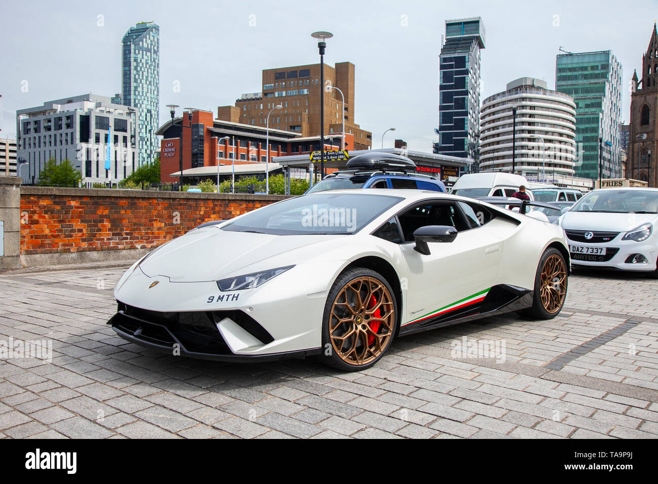 Liverpool, Merseyside. 23 mai 2019 UK Weather : amende, ensoleillée comme condition de la voile jusqu'à 200 motocyclistes et des dizaines de supercars dont un ouragan Lamborghini LP640 performante d'attente à bord du ferry pour l'île de Man de l'île TT races. L'utilisation des services de ferry sont à ajouter pour faire face à la grande demande pour les spectateurs à se rendre à cette année, la semaine du sport automobile haut des épreuves de qualification de la course sur route la plus rapide sur la planète. /AlamyLiveNews MediaWorldImages Crédit : Banque D'Images