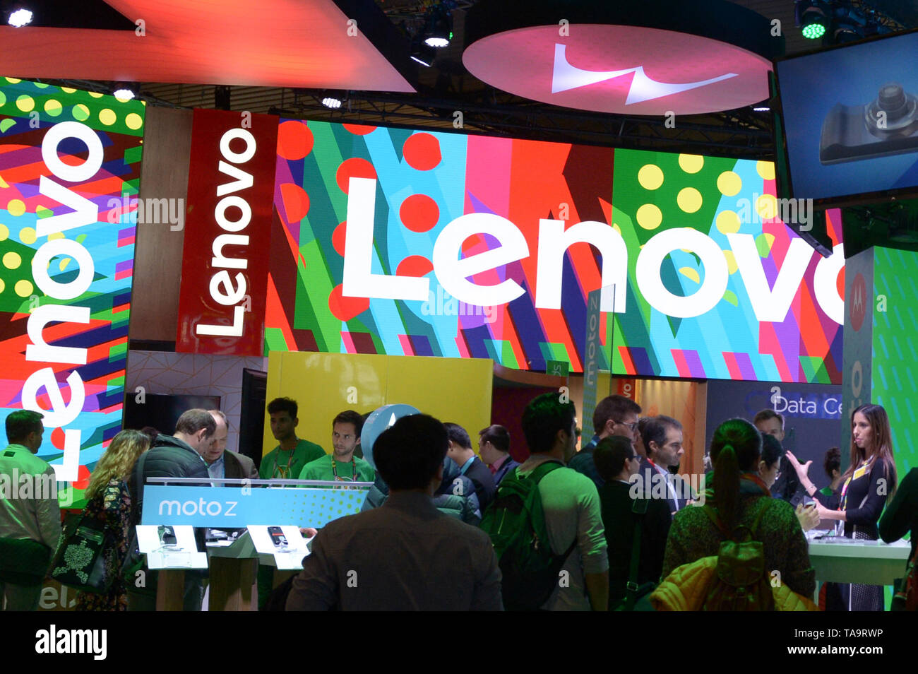 Barcelone, Espagne. 09Th Mar, 2017. Le stand du plus grand fabricant de PC Lenovo et sa marque Motorola peut être vu au Mobile World Congress à Barcelone. Lenovo, le plus grand fabricant de l'ordinateur, a terminé l'exercice avec un résultat solide. Au quatrième trimestre, ce qui s'est poursuivi jusqu'à la fin de mars, les bénéfices plus que triplé à 118 millions de dollars (106 millions d'euros), comme le groupe chinois a annoncé le 23 mai 2019. Les ventes dans le dernier trimestre a également dépassé les attentes des analystes, avec une hausse de 10 pour cent à 11,6 milliards de dollars. Credit : Andrej Sokolow/dpa/Alamy Live News Banque D'Images