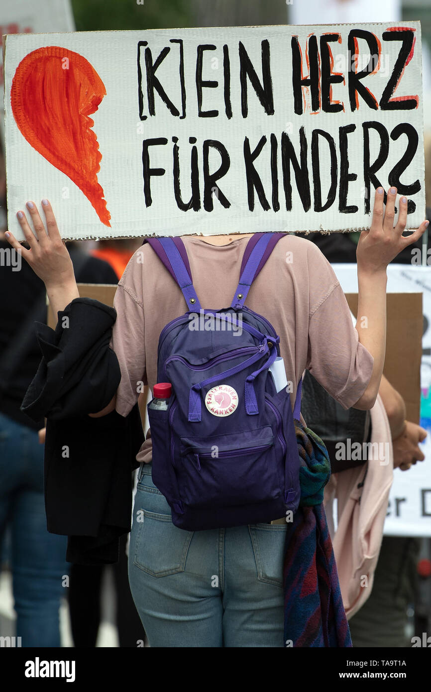 Düsseldorf, Allemagne. 23 mai, 2019. Les enseignants de tous les coins du-Nord-Westphalie font preuve de meilleures conditions de travail dans les garderies. La devise de la campagne est "plus grands pour les plus petits". En particulier, cela implique plus de personnel pour de plus petits groupes en centres de garde et plus d'un soutien individuel pour les enfants. Credit : Federico Gambarini/dpa/Alamy Live News Banque D'Images