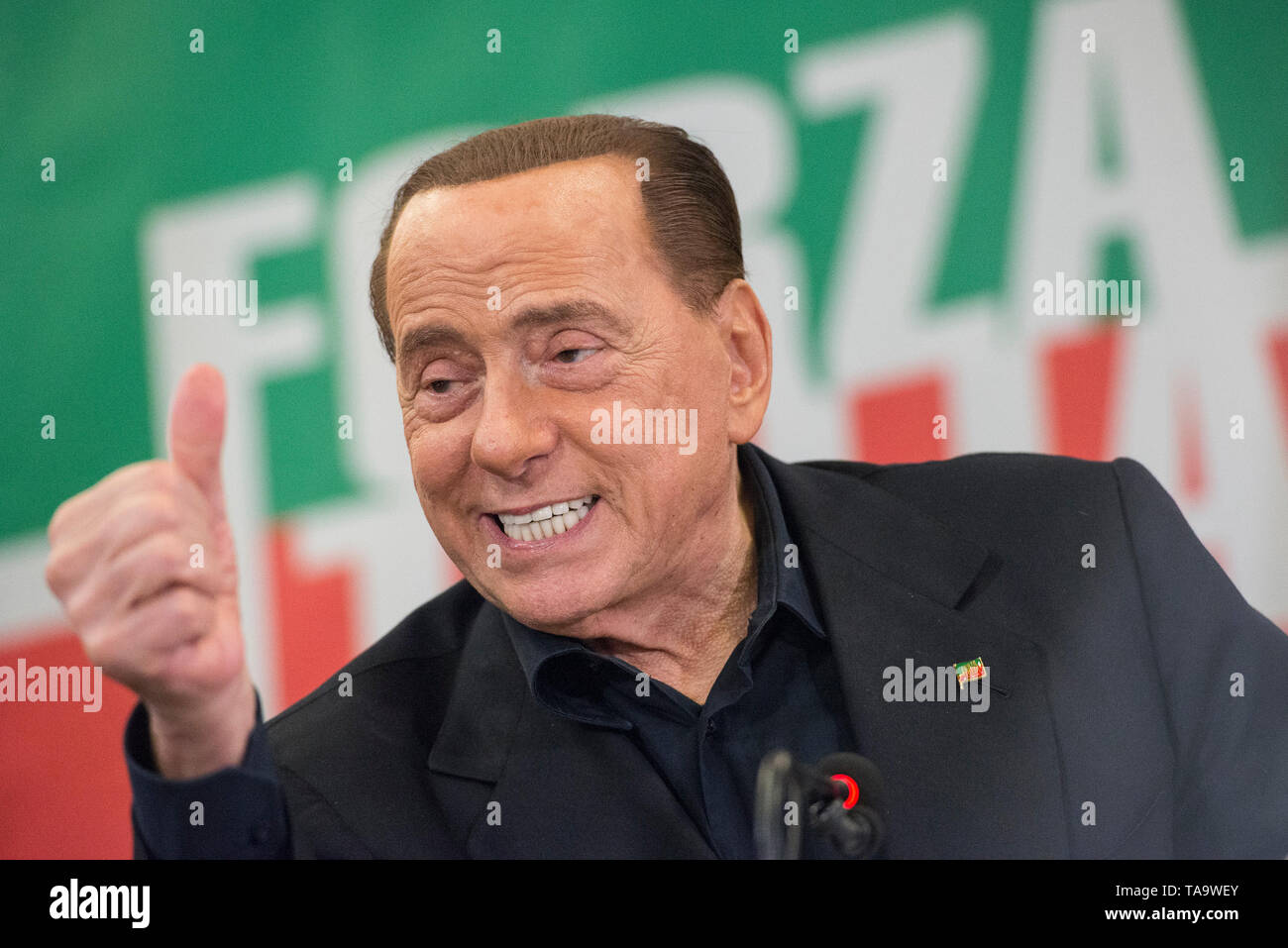 23 mai 2019, Turin, Piémont, Italie - Silvio Berlusconi au cours de la conférence de presse pour la campagne électorale pour la présentation de la liste de Forza Italia candidats pour les élections régionales du Piémont et des élections européennes. Dans la région du Piémont en Italie les élections régionales du Piémont aura lieu le 26 mai 2019, où le nouveau gouverneur de la région sera élu lors des élections européennes de 2019 se tiendra dans les 28 États membres de l'Union européenne entre 23 et 26 mai, sera le renouvellement des membres représentant les pays membres de l'UE. (Crédit Image : © Stefano Banque D'Images