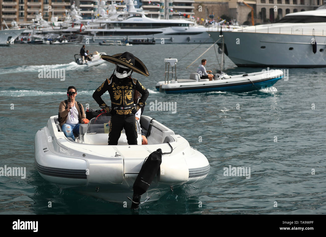 Monte Carlo, Monaco. 23 mai, 2019. F1 Grand Prix de Monte Carlo, la pratique libre ; Mario CCIS, légende mexicaine et l'ambassadeur de la GP du Mexique 2019 arrive par bateau dans le port Credit : Action Plus Sport/Alamy Live News Banque D'Images