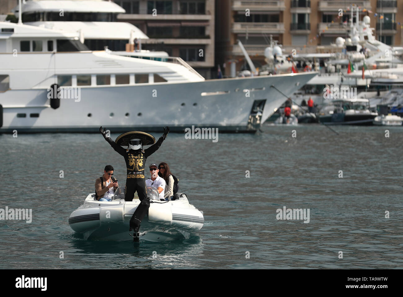 Monte Carlo, Monaco. 23 mai, 2019. F1 Grand Prix de Monte Carlo, la pratique libre ; Mario CCIS, légende mexicaine et l'ambassadeur de la GP du Mexique 2019 arrive par bateau dans le port Credit : Action Plus Sport/Alamy Live News Banque D'Images