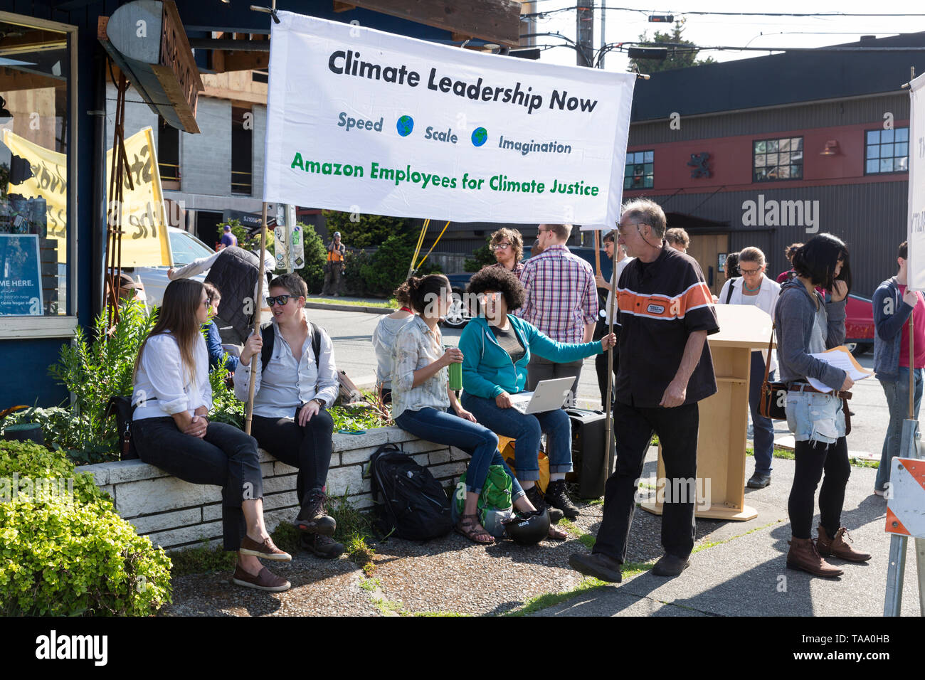 Seattle, Washington : Amazon employés pour la Justice Climatique rassembler pour une manifestation devant l'Amazone 2019 Assemblée annuelle des actionnaires. Les participants à la réunion annuelle ont voté sur un grand nombre de propositions d'actionnaires sur des questions comme le changement climatique et de rémunération entre les sexes ainsi que Rekognition, Amazon la controversée la technologie de reconnaissance des visages. Banque D'Images