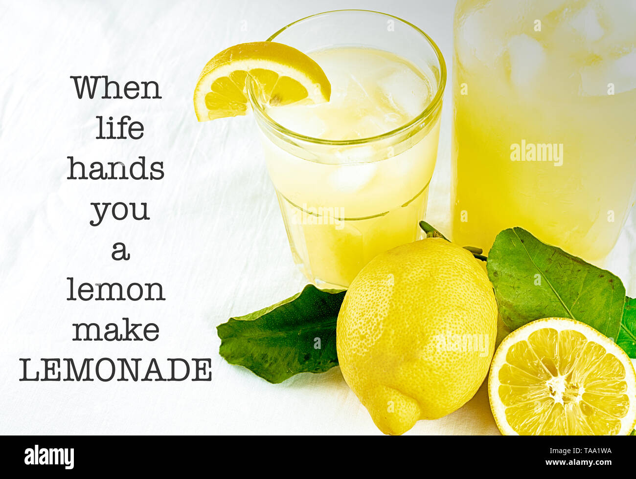 Still Life de limonade fraîche et citrons et feuilles vertes avec texte humoristique. Banque D'Images