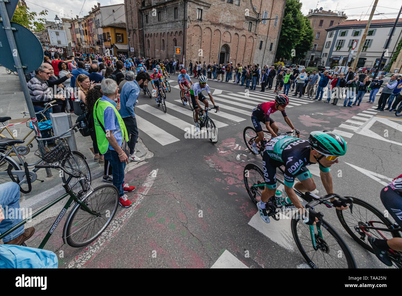 Parme, Italie - 22 mai 2019 - Giro d'Italia traverse le centre-ville de Parme, Piazzale Santa Croce Banque D'Images