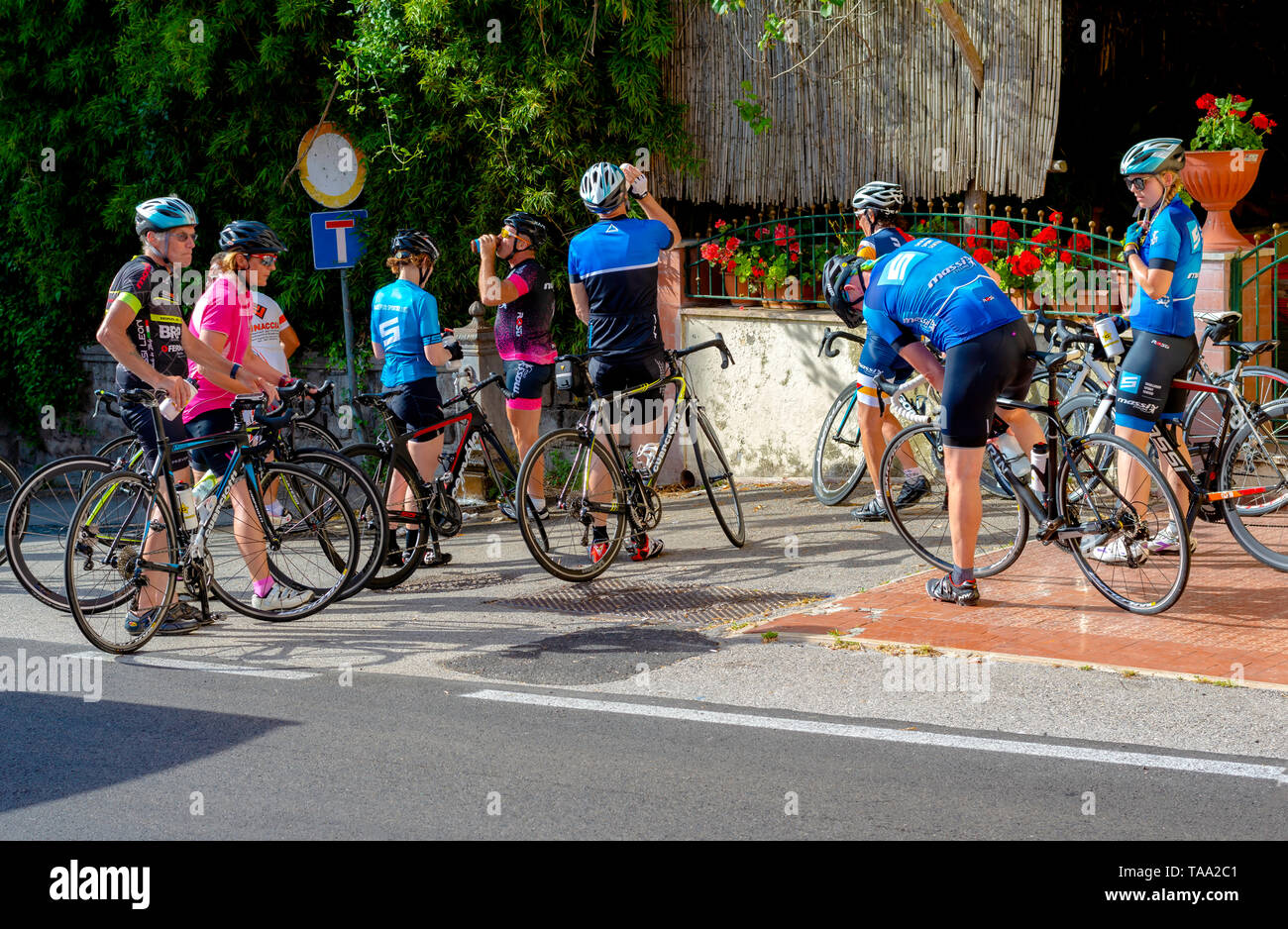 Costiera Sorrentina, Italie - 2 juin 2018 : un groupe de cyclistes amateurs actualise en face d'une fontaine publique lors d'une tournée sur la côte de Sorrente Banque D'Images