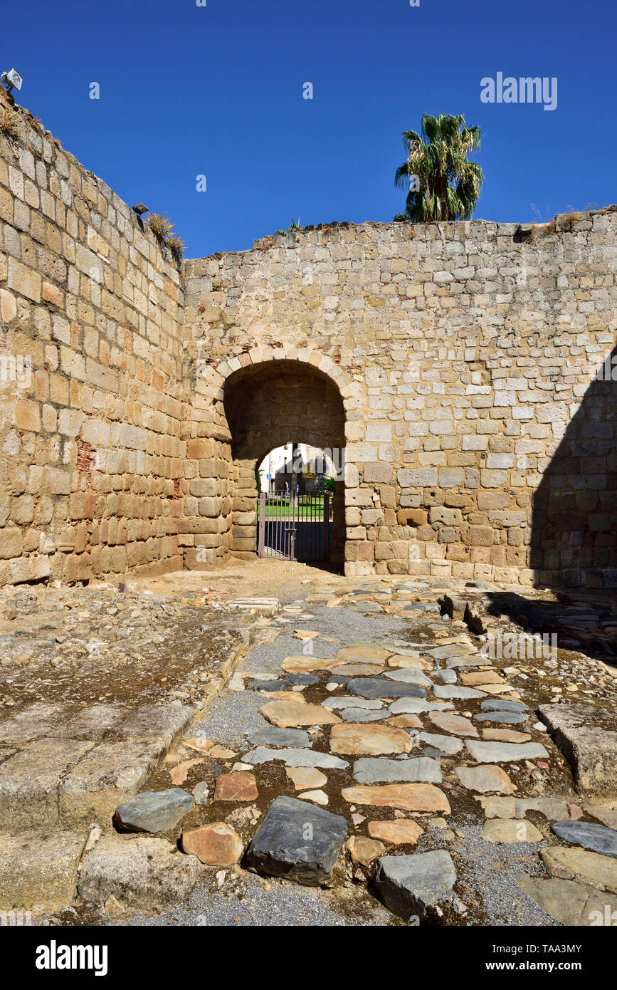 Une voie romaine datant du 1er siècle avant J.-C., à l'intérieur de l'Alcazaba, une fortification mauresque construite en 835. Site du patrimoine mondial de l'Unesco, Mérida. Espagne Banque D'Images