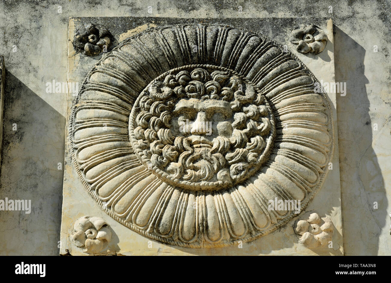 Détails du portique du Forum Romain à Mérida. Ces représentations de Jupiter Ammon symbolisait le pouvoir suprême de Rome. Espagne Banque D'Images
