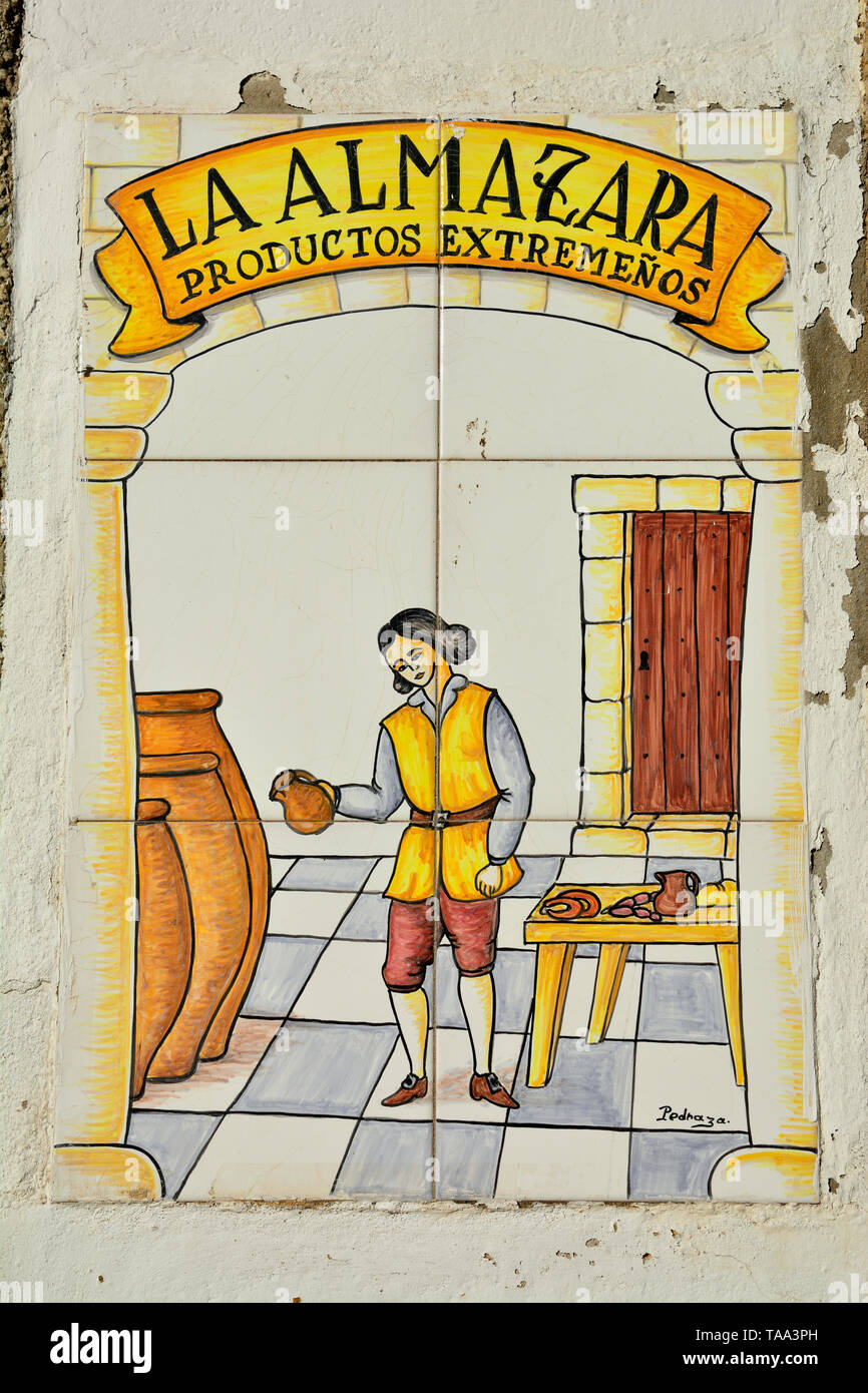 Les carreaux de céramique sur le mur d'un magasin traditionnel, de la Plaza Mayor. Trujillo. Espagne Banque D'Images