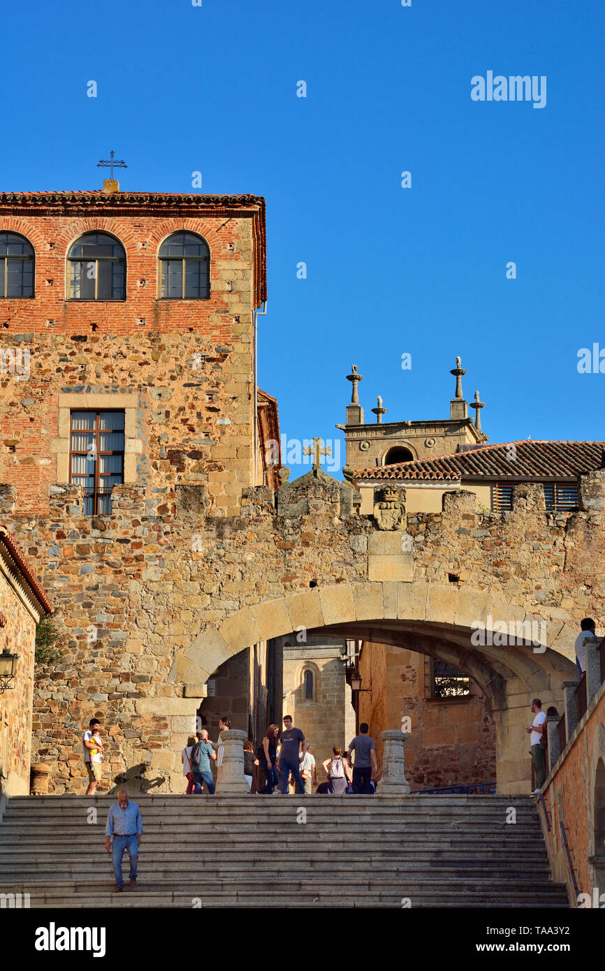 Arco de la Estrella, une des entrées de la vieille ville. Site du patrimoine mondial de l'Unesco. Caceres, Espagne Banque D'Images
