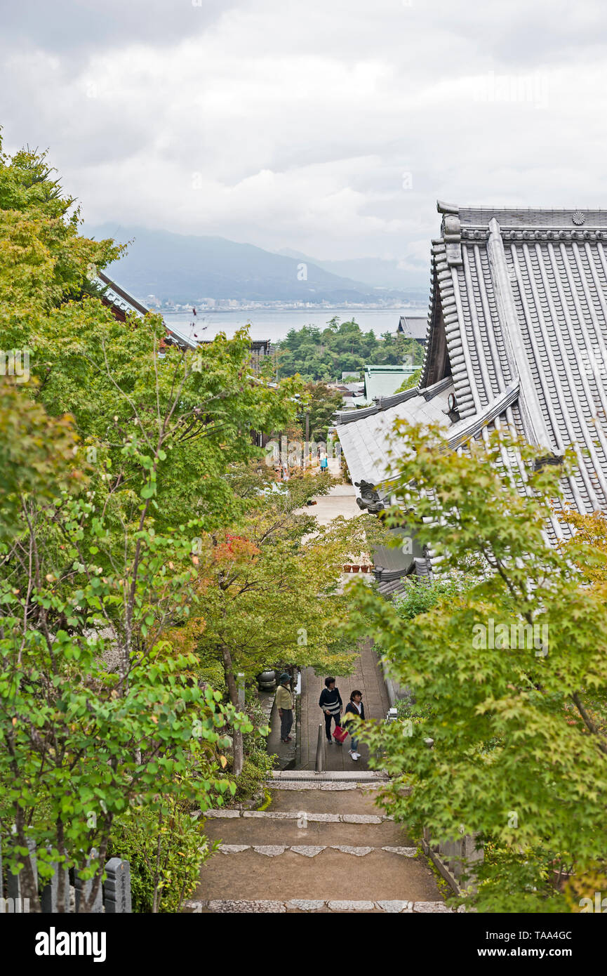 Voir plus d'Hiroshima sur un jour nuageux des marches du Temple Daishoin sur l'île de Miyajima, Japon Banque D'Images