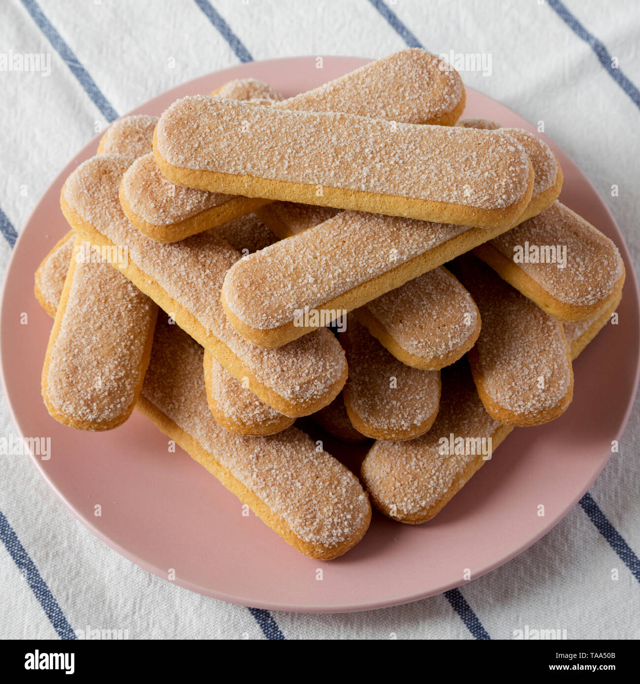 Savoyardi biscuits sur une plaque rose, low angle view. Libre. Banque D'Images