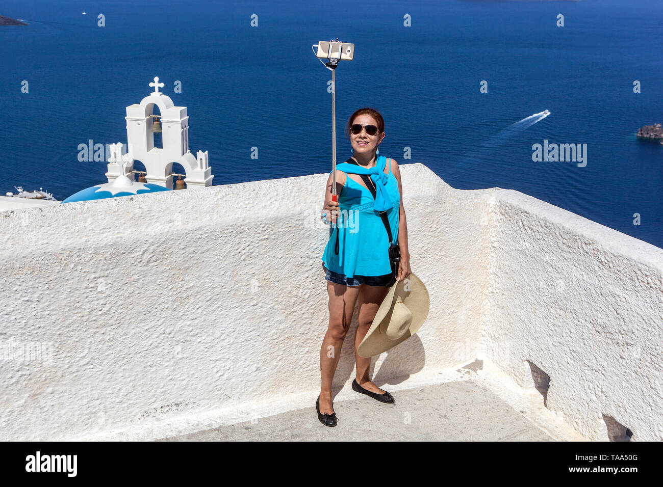 Grèce Santorini touriste, une femme prenant photo de selfie, endroit célèbre Europe Banque D'Images
