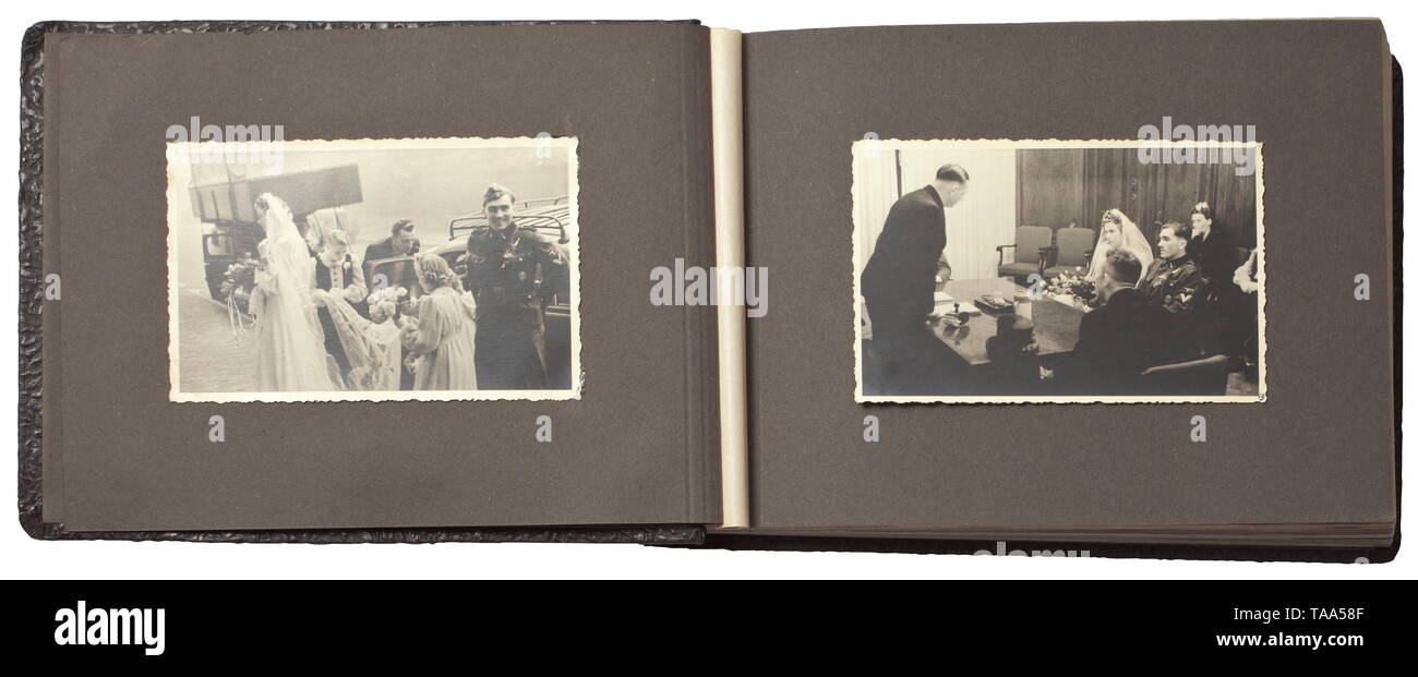 Un album photo d'un SS-Rottenführer dans la Waffen-SS - cérémonie de mariage et la campagne électorale en France Album avec un total de 84 images, y compris la cérémonie de mariage avec un SS-Sturmmann comme groomsman (un porteur de l'ordre du sang et Coburg honneur insigne), d'un SS-Untersturmführer et d'autres camarades. La majorité des images montrent des promesses, des sports et de l'avance en France (réservoir et lutter contre les images, les tombes du soldat). La documentation historique contemporain intéressant., historique, 20e siècle, années 1930, années 1940, Waffen-SS, division de l'armée des SS, un service armé, forces armées, NS, Natio, Editorial-Use-seulement Banque D'Images