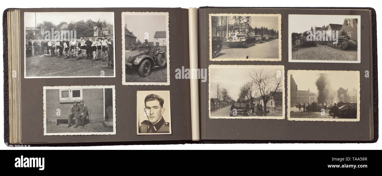 Un album photo d'un SS-Rottenführer dans la Waffen-SS - cérémonie de mariage et la campagne électorale en France Album avec un total de 84 images, y compris la cérémonie de mariage avec un SS-Sturmmann comme groomsman (un porteur de l'ordre du sang et Coburg honneur insigne), d'un SS-Untersturmführer et d'autres camarades. La majorité des images montrent des promesses, des sports et de l'avance en France (réservoir et lutter contre les images, les tombes du soldat). La documentation historique contemporain intéressant., historique, 20e siècle, années 1930, années 1940, Waffen-SS, division de l'armée des SS, un service armé, forces armées, NS, Natio, Editorial-Use-seulement Banque D'Images