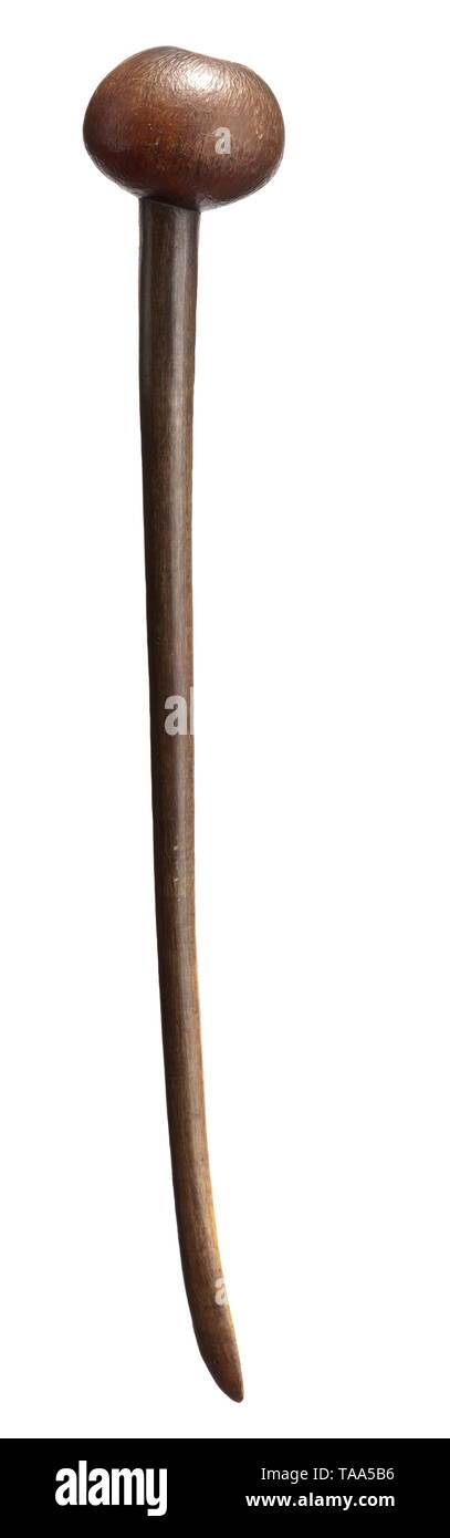 Un rhinocéros knobkerrie de la Zulu/Nguni club une seule pièce taillée dans la corne de rhinocéros. Tête ovale, frappant sur le côté supérieur une petite indentation conique. Arbre élancé, l'extrémité inférieure avec une perforation d'un string. Longueur 65 cm, poids 617 g. Une des rares armes à impact de l'Afrique du Sud. bantou, historiques, historique, l'Afrique, Afrique de l'arme, armes, armes, armes, combats, Additional-Rights Clearance-Info-Not-Available- Banque D'Images