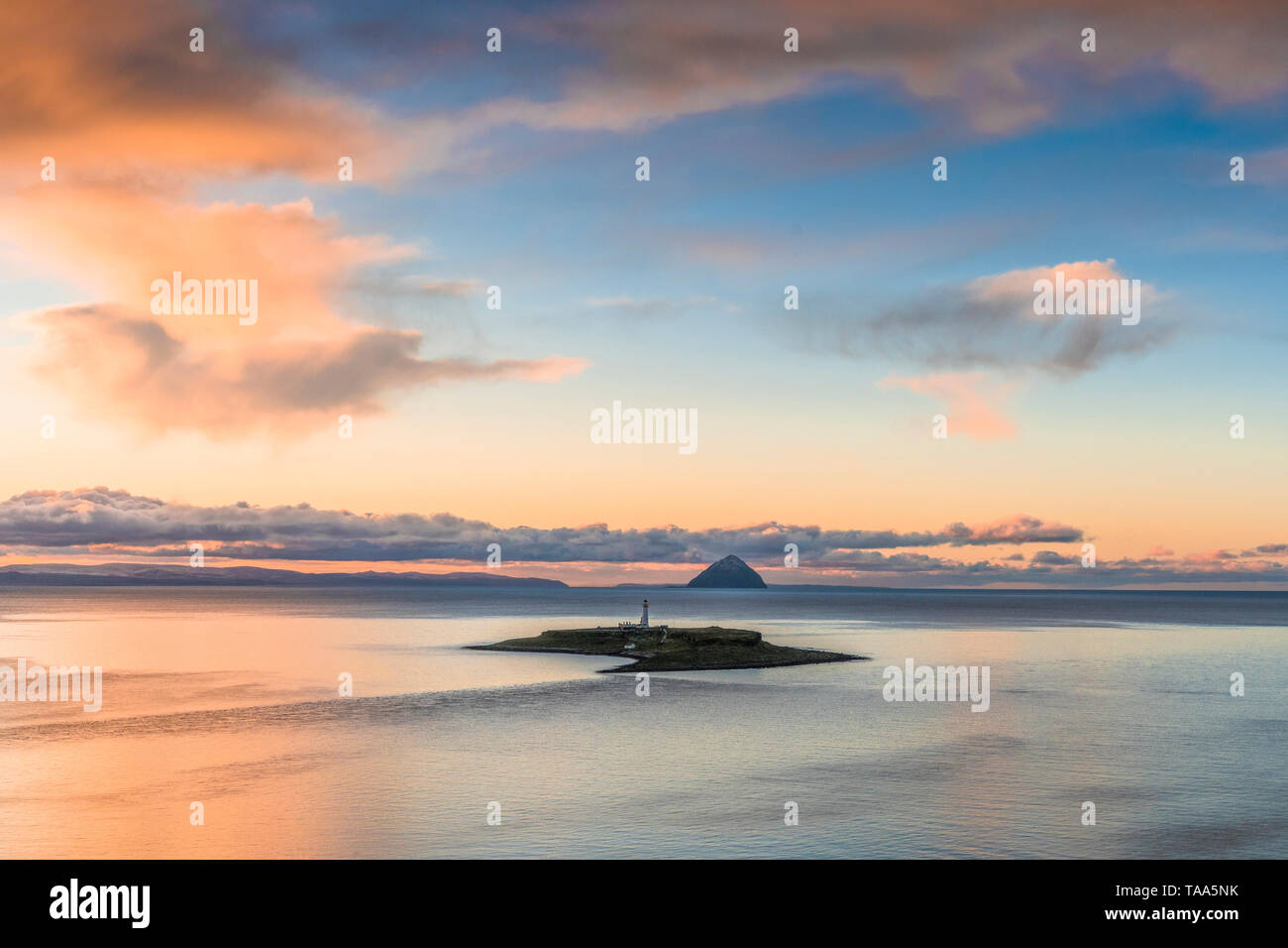 Lever de soleil sur l'Ailsa Craig et Pladda de Kildonan Banque D'Images