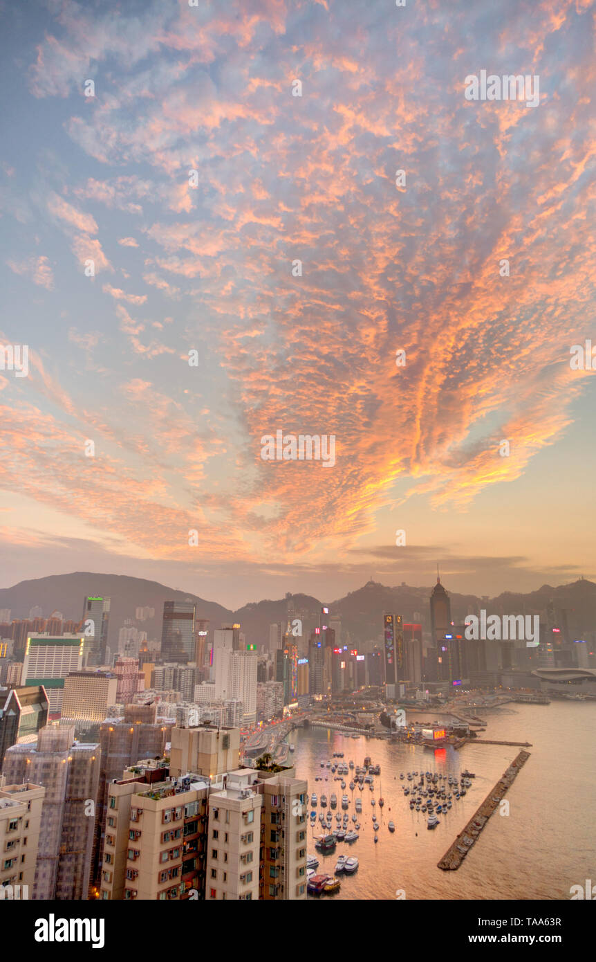 Le port de Hong Kong au coucher du soleil Banque D'Images