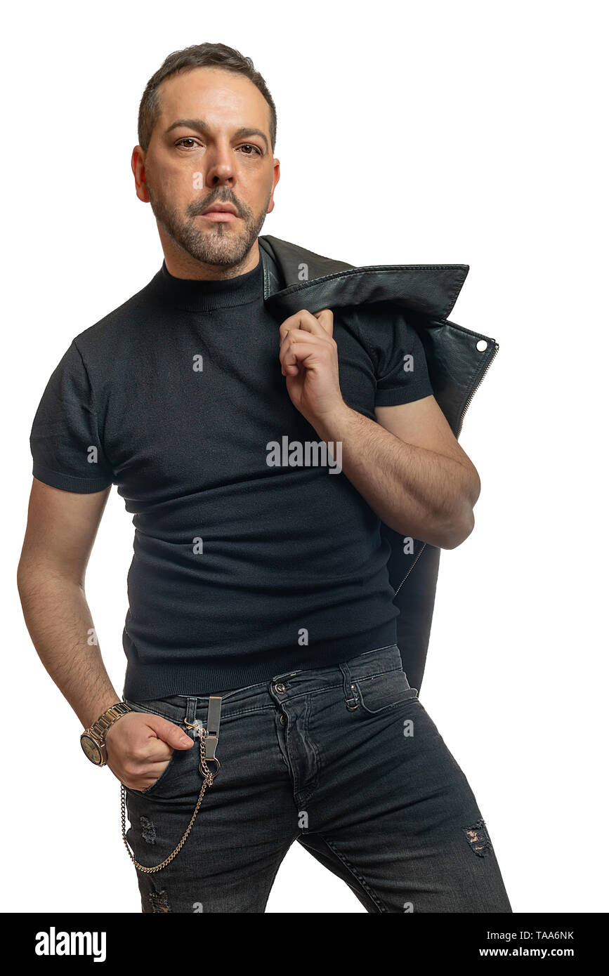 Un modèle attrayant homme avec barbe contre fond blanc se penche sur l'appareil photo Banque D'Images