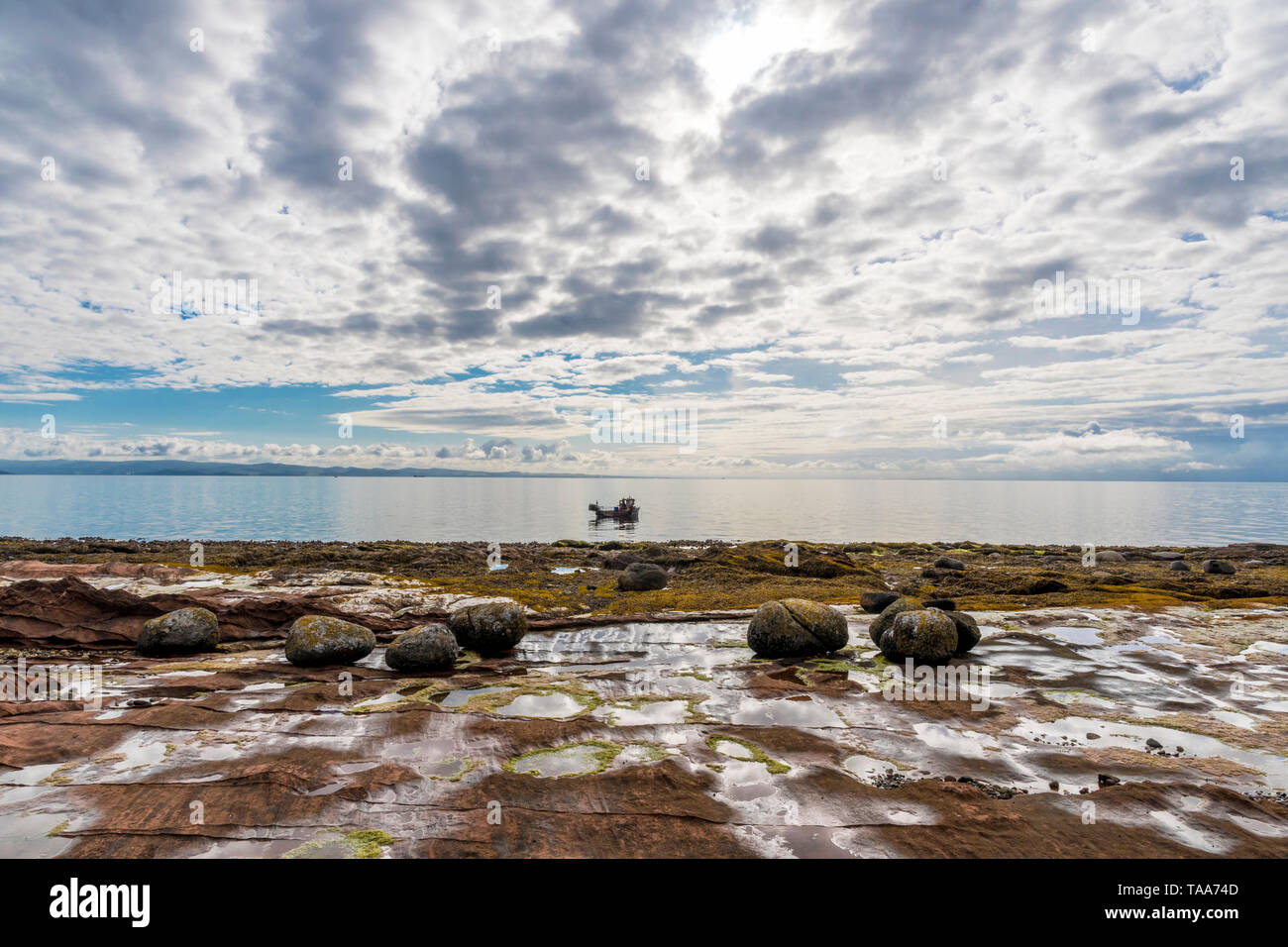 Pierres et glaciaires, Corrie bateau de pêche côtière, Arran Rive Banque D'Images