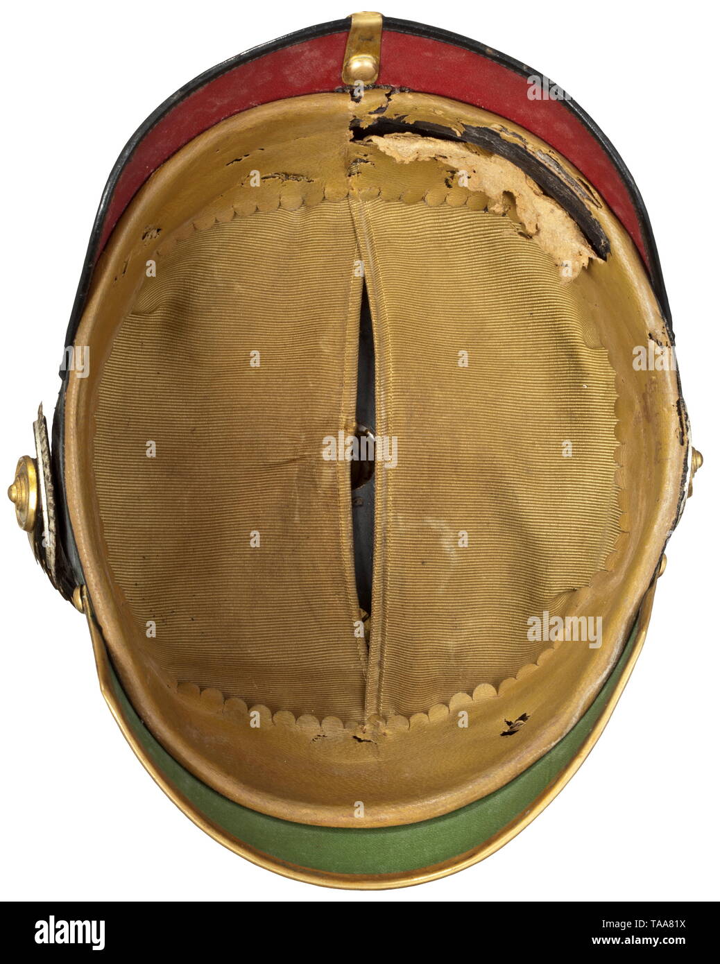 Un casque M 1886 pour les officiers d'infanterie crâne avec fibre, l'épi doré agencement base avec star vis et d'un embout cannelé amovible, droit chin scales, officer's cocardes. Chemise en soie verte rep, le bandeau de cuir endommagé. historique, historique, Bavaria, bavaroise, l'allemand, l'Allemagne, le sud de l'Allemagne, le sud de l'Allemagne, l'objet, objets, photos, militaria, clipping, cut out, cut-out, cut-outs, 19e siècle, Additional-Rights Clearance-Info-Not-Available- Banque D'Images