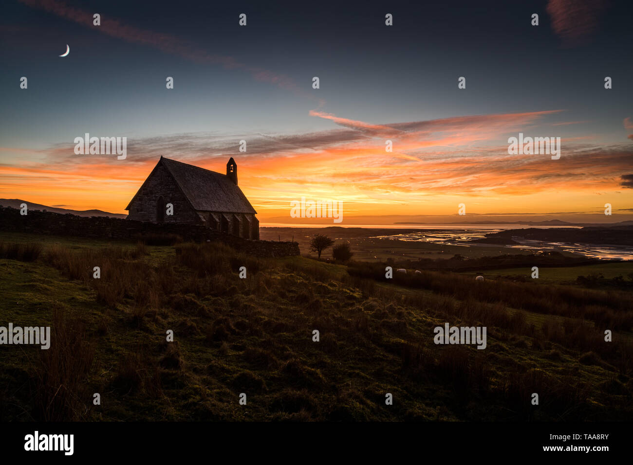 Église St Tecwyn au coucher du soleil à Llandecwyn, Pays de Galles, Royaume-Uni Banque D'Images