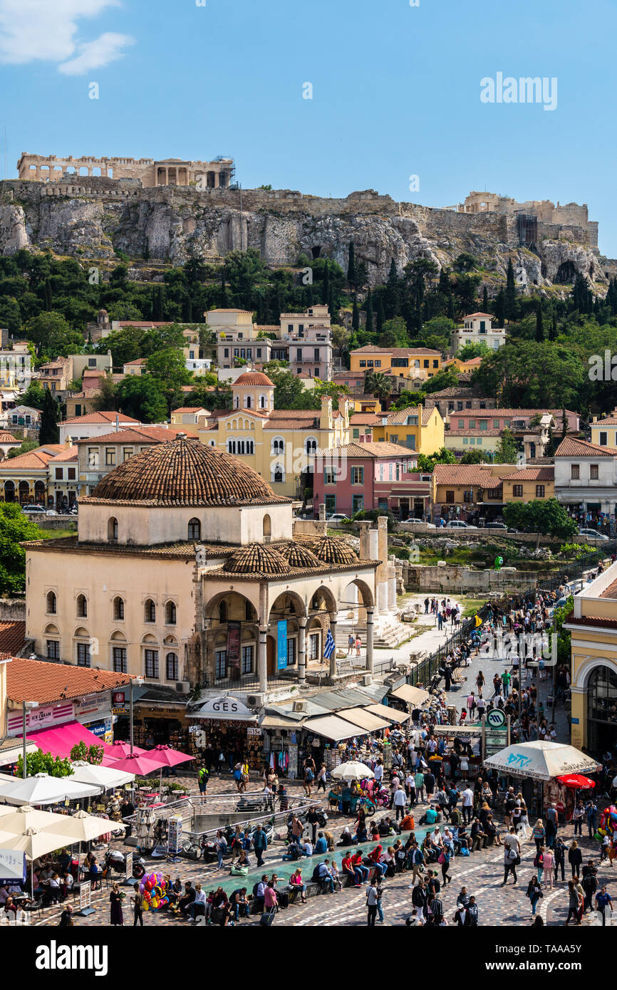Athènes, Grèce - 5 mai 2019 : Grande foule errer autour de la place Monastiraki à Athènes vieille ville avec l'Acropole et le Parthénon temple sur une terrasse bien Banque D'Images Athènes, Grèce - 5 mai 2019 : Grande foule errer autour de la place Monastiraki à Athènes vieille ville avec l'Acropole et le Parthénon temple sur une terrasse bien Banque D'Images