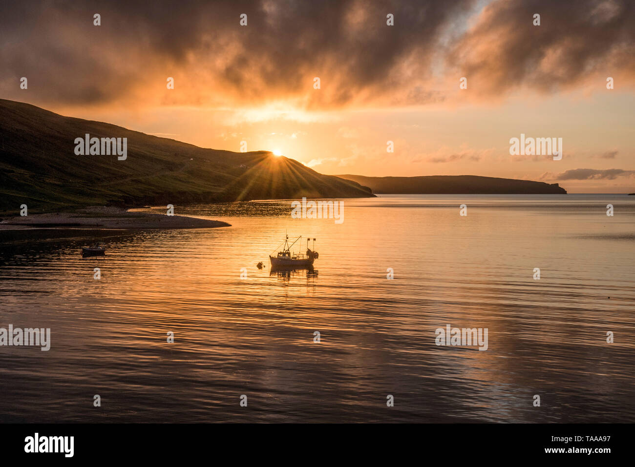 Coucher du soleil à Ronas mer Voe loch, Shetland Banque D'Images