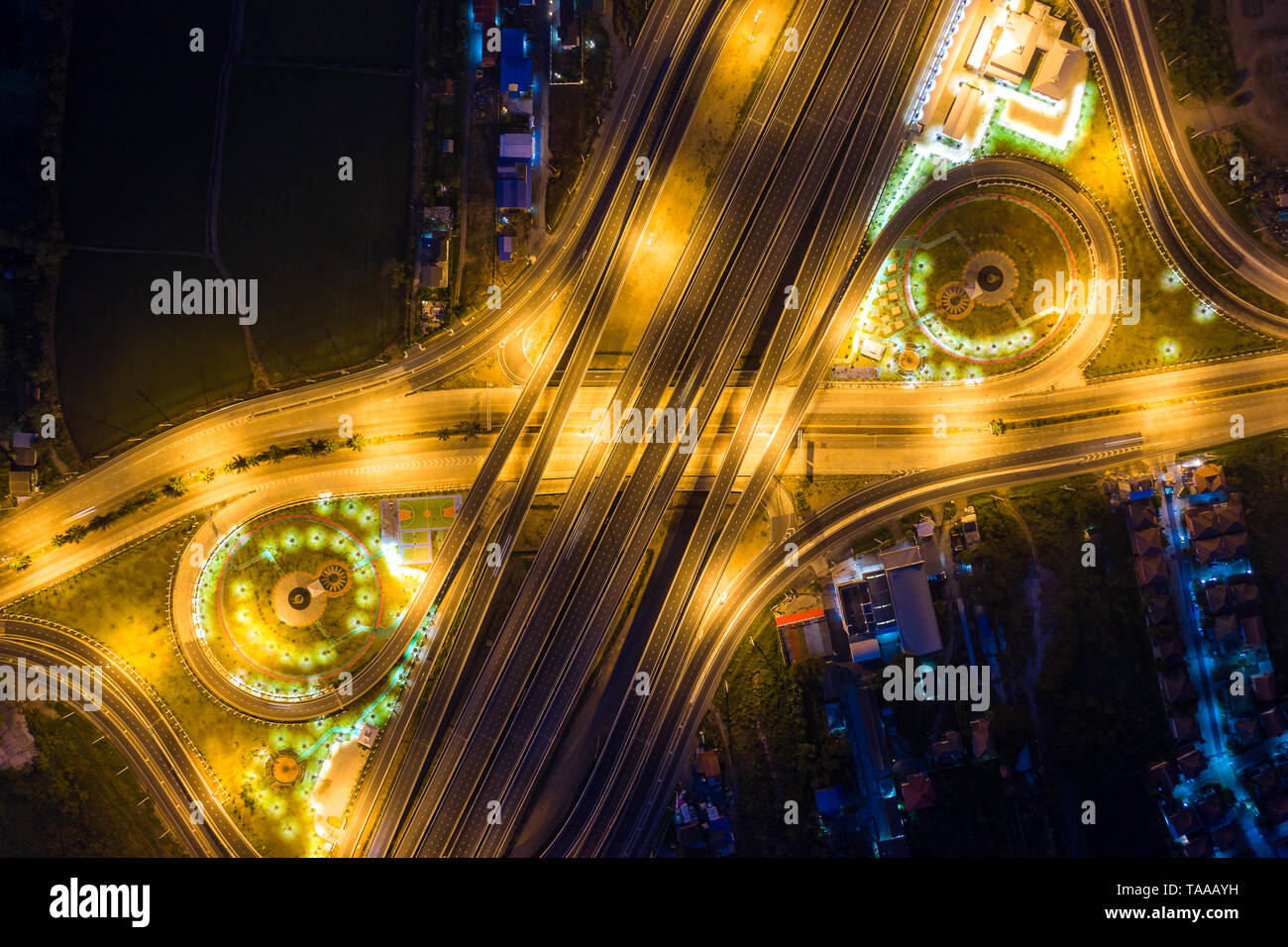 Vue aérienne de l'autoroute des jonctions. La forme des routes pont numéro 8 ou l'infini s'identifier la structure du concept de l'architecture. Vue d'en haut. Ville urbaine, à Bangkok Banque D'Images Vue aérienne de l'autoroute des jonctions. La forme des routes pont numéro 8 ou l'infini s'identifier la structure du concept de l'architecture. Vue d'en haut. Ville urbaine, à Bangkok Banque D'Images