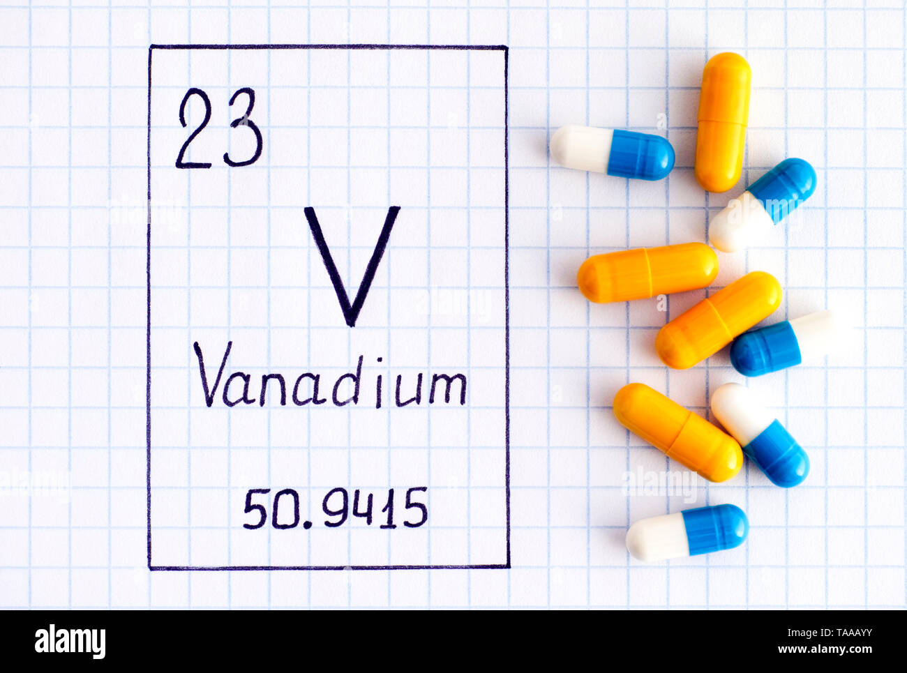 Élément chimique écriture V Vanadium avec certaines pilules. Close-up. Banque D'Images