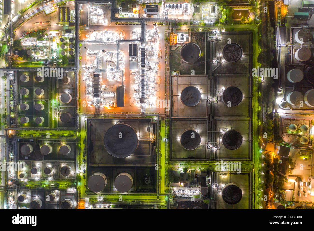 Vue aérienne de l'industrie pétrolière et gazière - raffinerie au crépuscule Banque D'Images