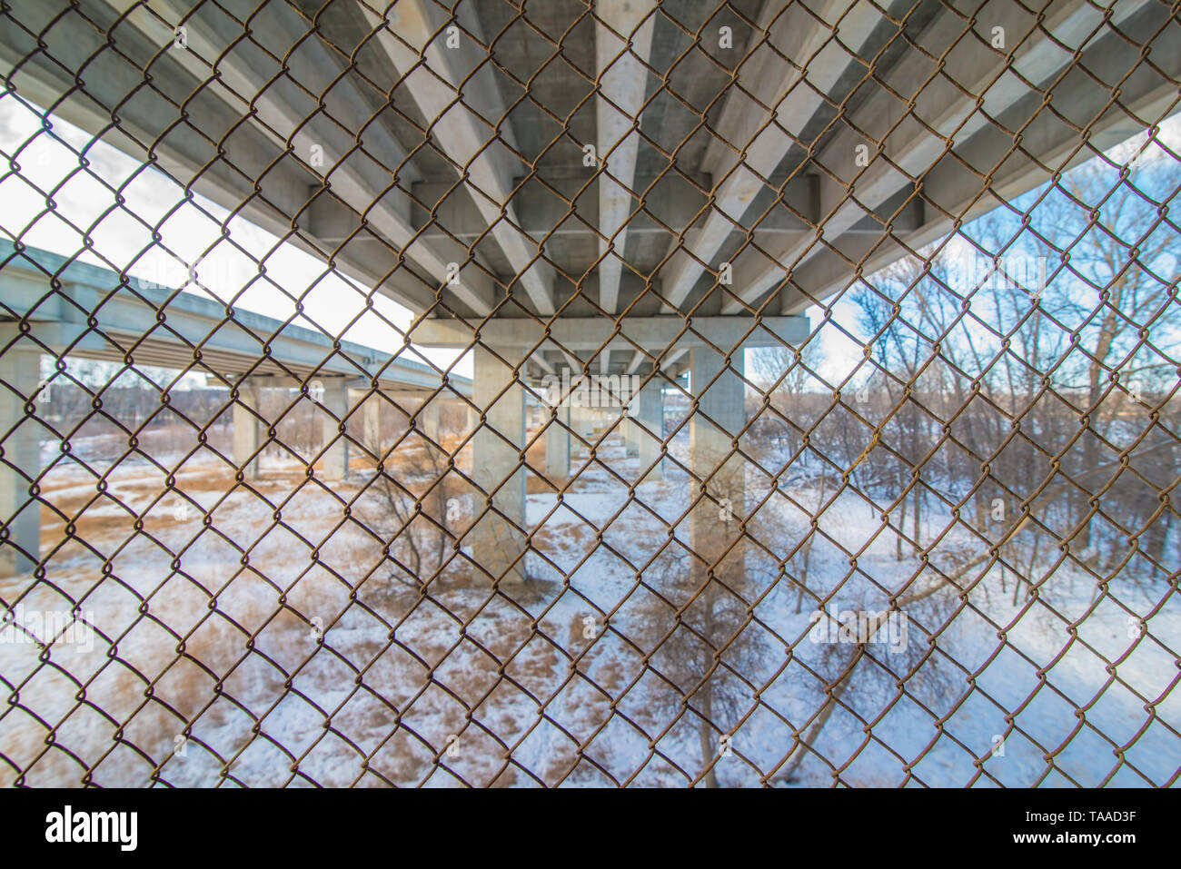 Le dessous du pont routier de l'état qui va sur la rivière du Minnesota au sud des Twin Cities - grande lignes droites et la symétrie Banque D'Images