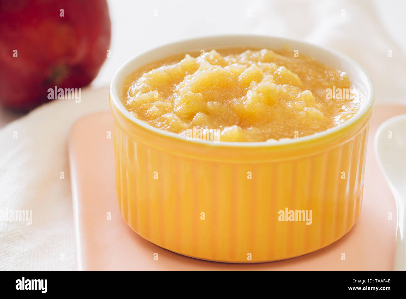 Bébé en santé des aliments. Bol de purée de bébé d'Apple. Banque D'Images