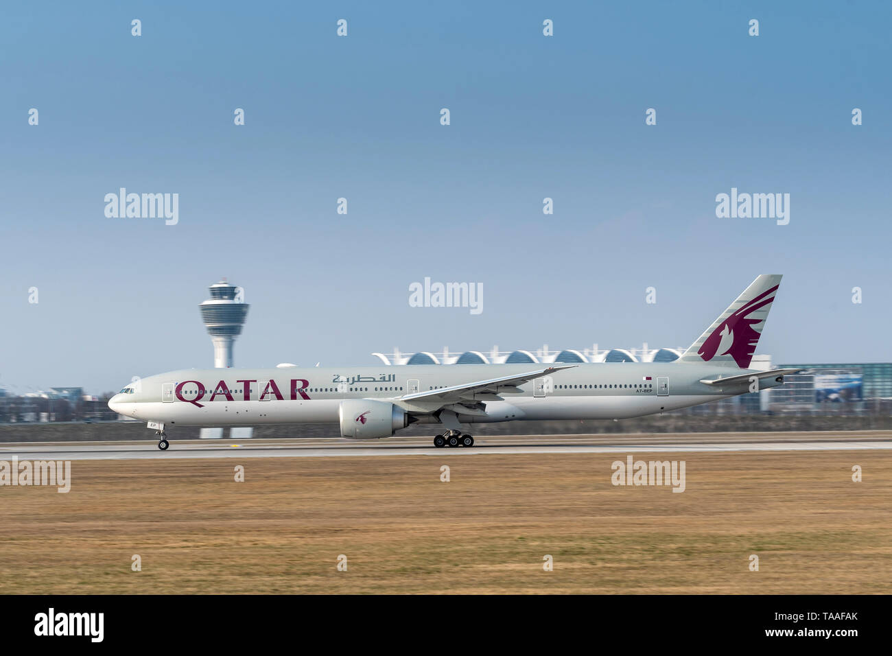 Munich, Allemagne - le 24 mars. 2019 : Qatar Airways Boeing 777-3DZ avec l'immatriculation de l'A7-BEP est l'atterrissage sur le sud de la piste 26L de la Mun Banque D'Images