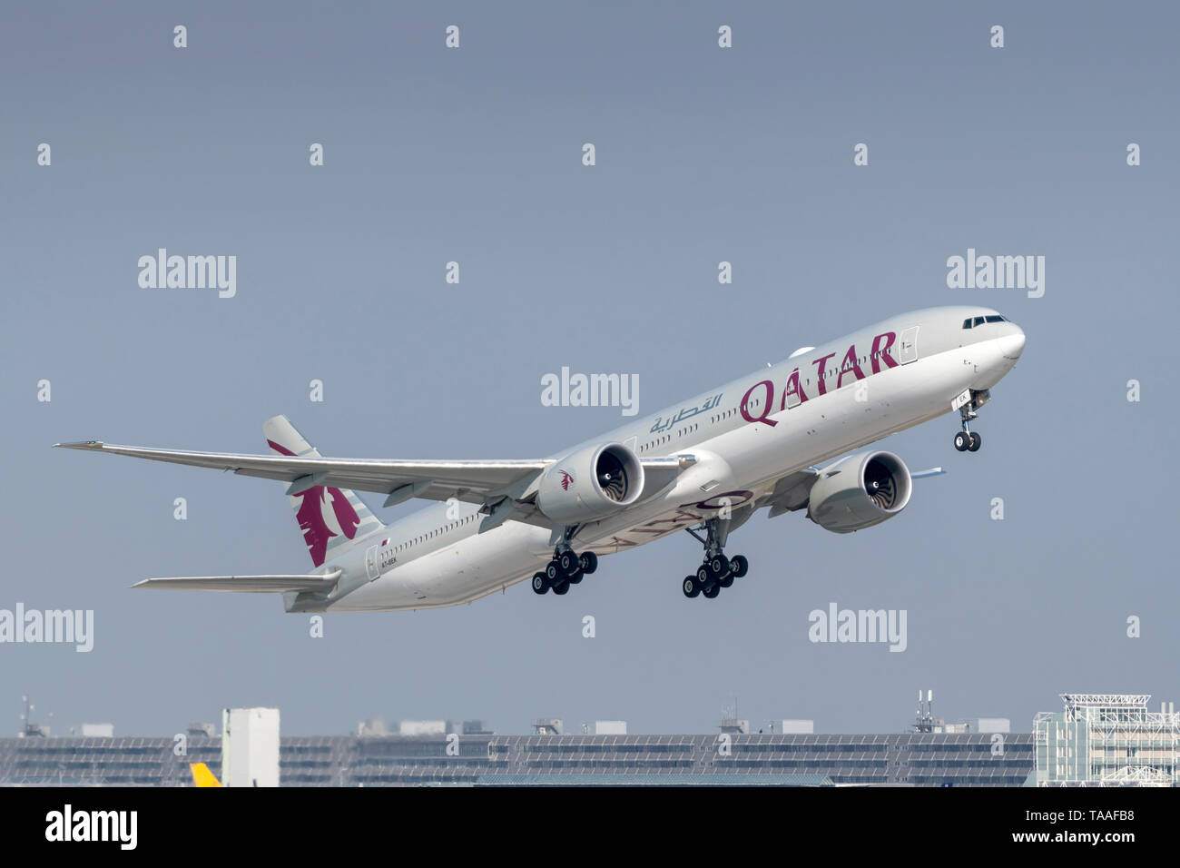 Munich, Allemagne - 17 avril. 2019 : Qatar Airways Boeing 777-3DZ avec l'immatriculation de l'A7-BEK commence sur la piste du sud de l'8R mun Banque D'Images