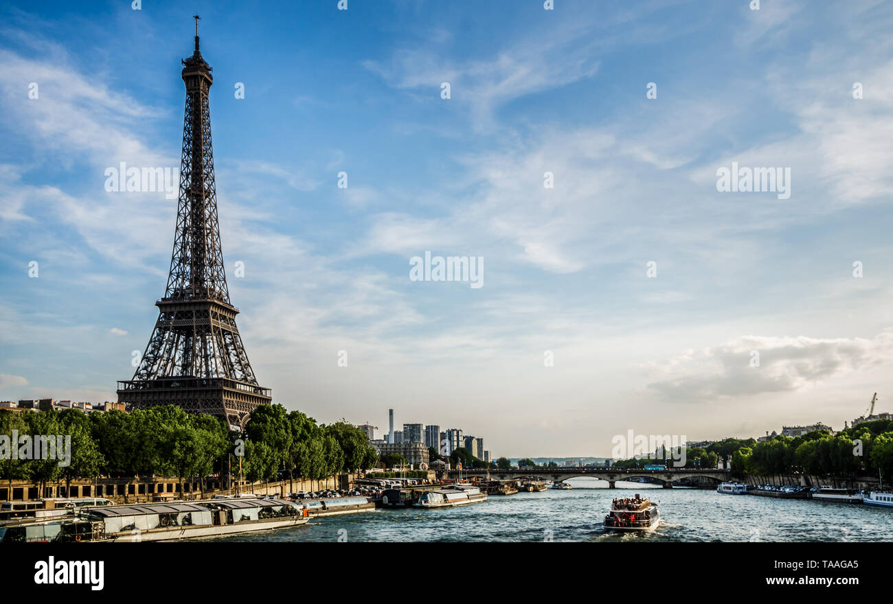 Paysage parisien de la Tour Eiffel et de la Seine à Paris en été sur un ciel bleu Banque D'Images