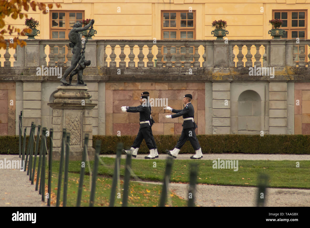 La garde royale à patrouiller autour du Château de Drottningholm Banque D'Images