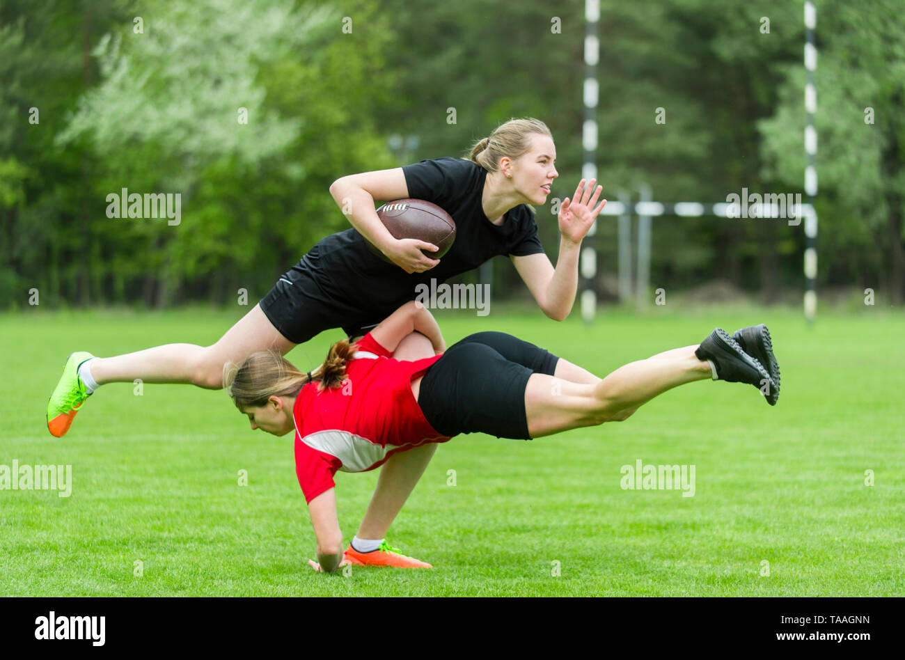 Les filles jouant ensemble rugbyl dehors en été Banque D'Images