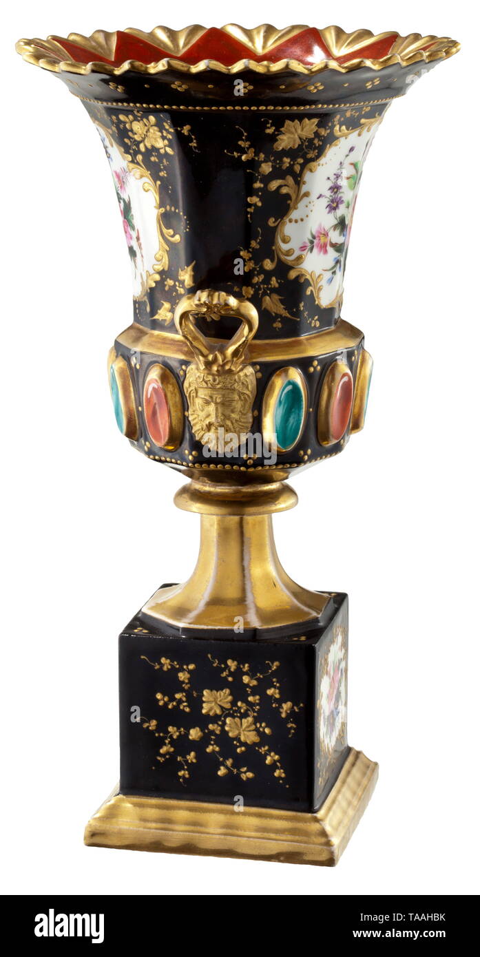 Un vase magnifique, probablement manufacture privée russe, du milieu du xixe siècle, en porcelaine blanche émaillée en noir et or. Somptueusement peint avec belle décoration florale en couleur et d'or. Hauteur 28,2 cm. Excellent parfait état et de qualité. Cf. Vase par manufacture de porcelaine Popov en forme et de taille presque identique, Christie's, 3 juin 2013, lot 296, valeur estimée aux environs de 6 000 - 9 000 USD historique., historique, 19ème siècle, Additional-Rights Clearance-Info-Not-Available- Banque D'Images